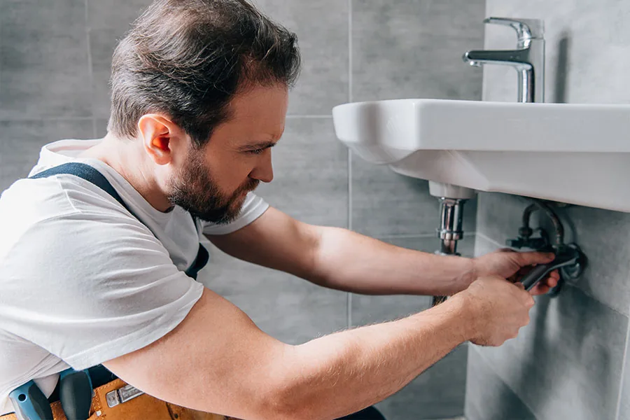 Arbeit an einer Abflussleitung im Badezimmer